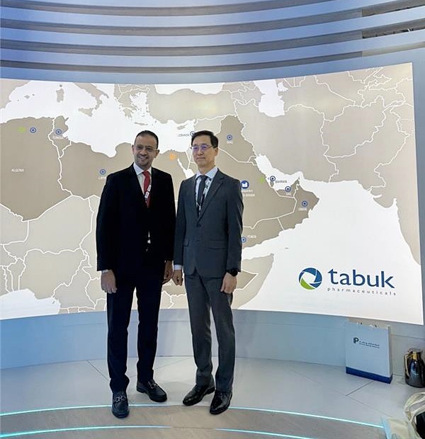 한미약품 박재현 대표이사(오른쪽)와 타북 이스마일 쉐하다(Ismail Shehada) CEO가 사우디아라비아 리야드에서 열린 ‘CPHI Middle East 2024’에서 만나 롤론티스 등 다양한 한미약품의 혁신 제품들의 중동 진출을 위해 머리를 맞댔다. 사진= 한미약품