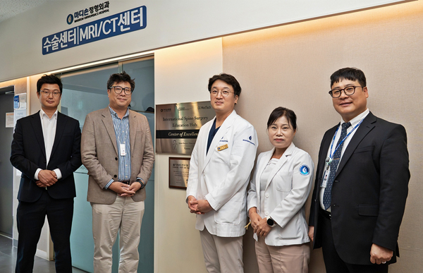 정효철 시지바이오 사업부장(가운데 왼쪽), 이호진 마디손병원 대표원장(가운데 오른쪽) 등 관계자들이 현판식 후 기념촬영을 하고 있다. 사진=시지바이오.