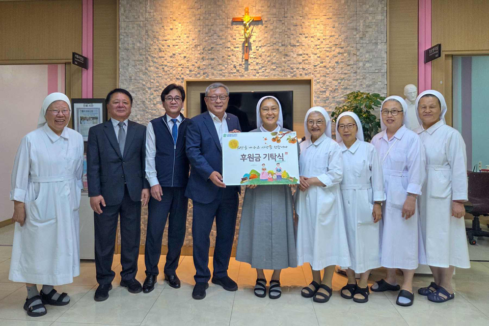신풍제약은 민족대명절 추석을 맞아 2025 신풍제약 한마음 걷기 캠페인을 통해 모인 후원금 1000만원을 안산빈센트 의원에 전달했다. 신풍제약 유제만 대표(왼쪽 네번째)와 안산빈센트 의원 토마스 모어 대표원장 수녀(왼쪽 다섯번째)가 9일 기념촬영 하고 있다. 사진=신풍제약.