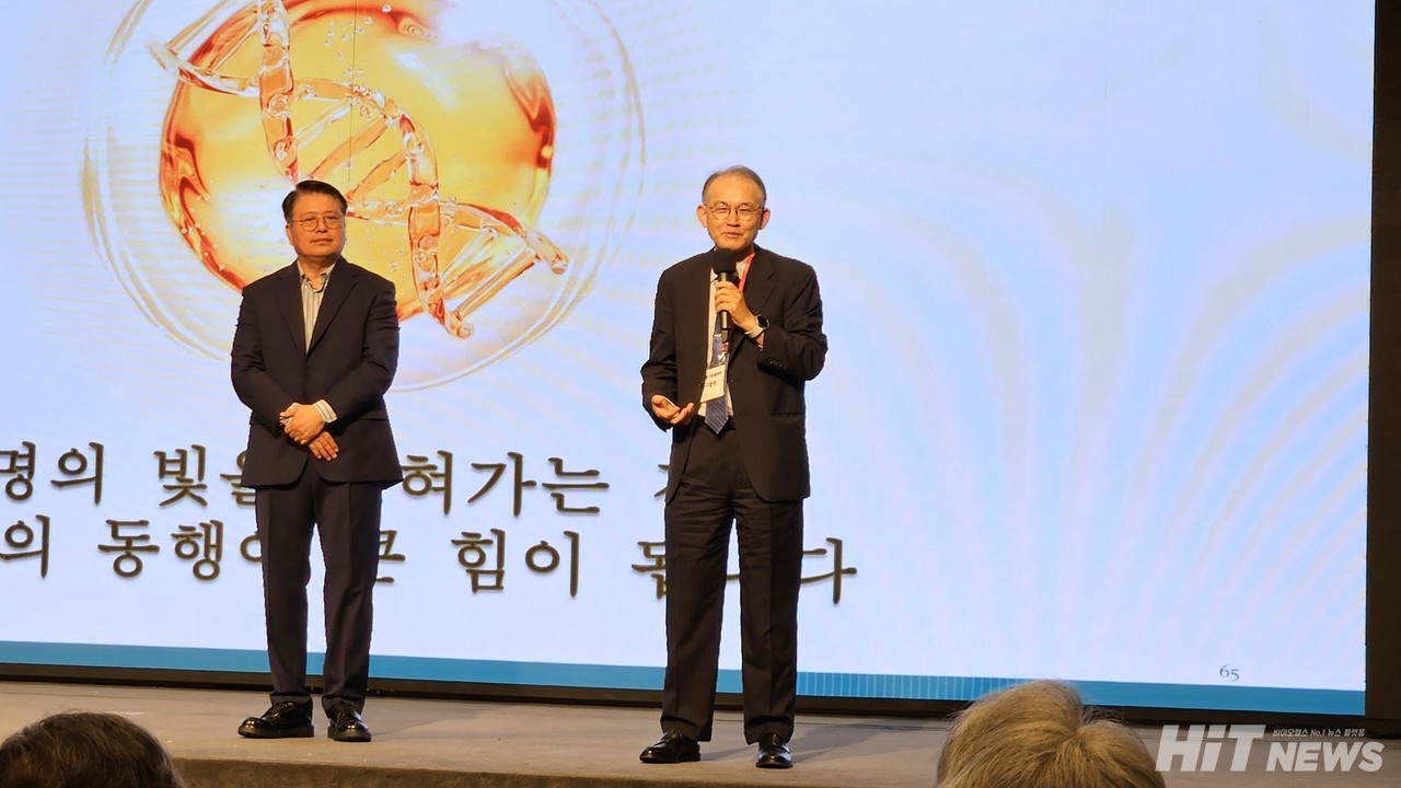 이장익 서울대 약학대학 교수(오른쪽)