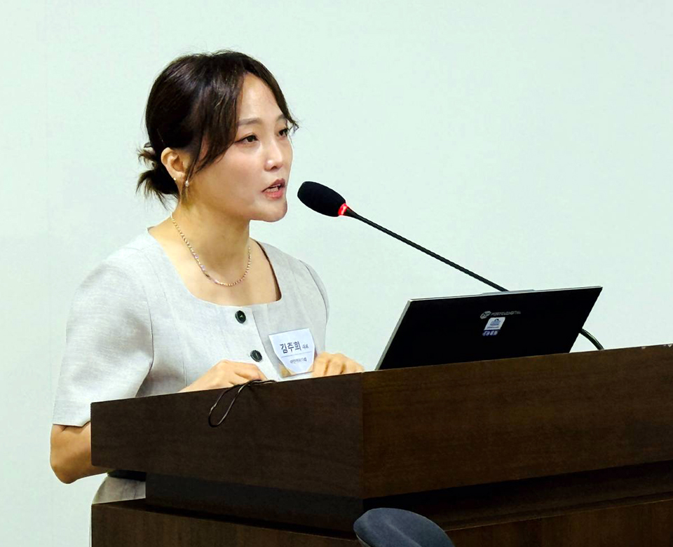 인벤티지랩 김주희 대표가 17일 열린 마약중독 치료의 현황과 국가 주도 치료제 확보 필요성 세미나에서 발표하고 있다. 사진=인벤티지랩.