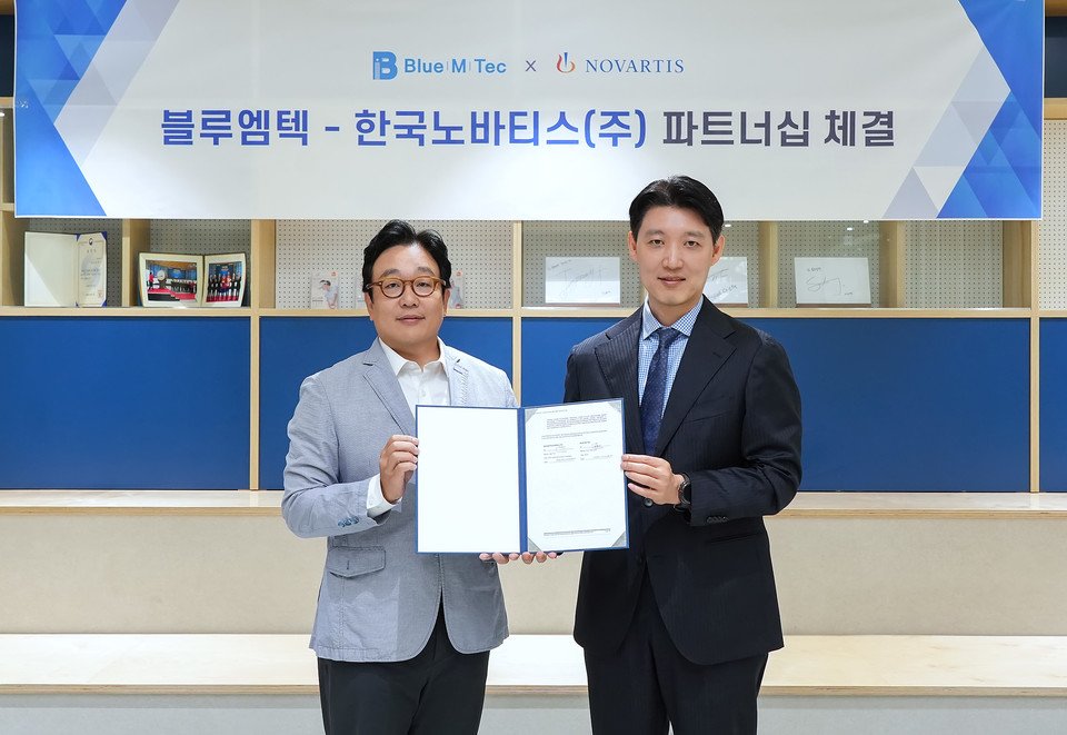 한국노바티스 유병재대표이사(우)와 블루엠택 김현수 대표(좌) / 사진=한국노바티스