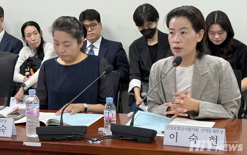 (사진 왼쪽부터) 김연숙 복지부 보험약제과장, 이숙현 심평원 신약등재부장