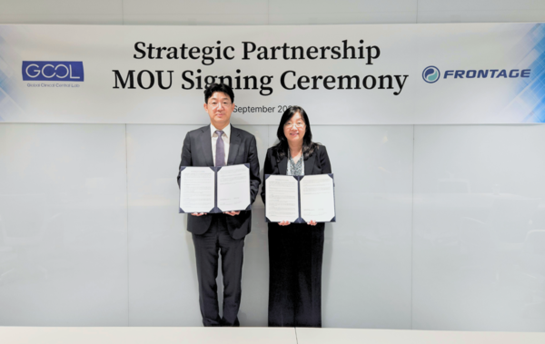 업무 협약 체결식 후 기념 촬영 중인 조관구 지씨씨엘 대표(좌측)와 난장(Nan Zhang) 프론티지 수석 부사장 / 출처=GCCL