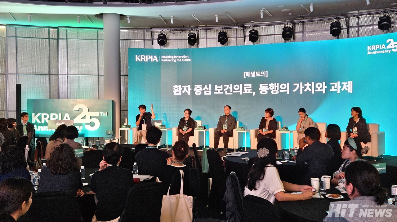 한국글로벌의약산업협회는 24일 서울 반포한강공원 채빛섬에서 창립 25주년을 기념행사의 일환으로 환자단체 관계자들과 다국적 제약사들 임직원들을 초청해 '환자와 함께 만드는 건강한 내일 포럼'을 진행했다. /사진=황재선 기자