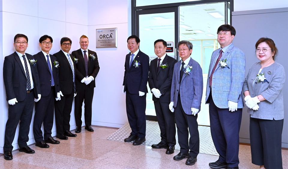 조나 커크우드(Jonah Kirkwood) 애질런트 최고사업책임자(CCO)(왼쪽에서 네번째)가 대전에서 열린 CNU-애질런트 오픈형 바이오제약 연구 허브(ORCA) 명판 제막식에 참석해 애질런트와 충남대학교 관계자들과 함께하고 있다. 사진=애질런트.