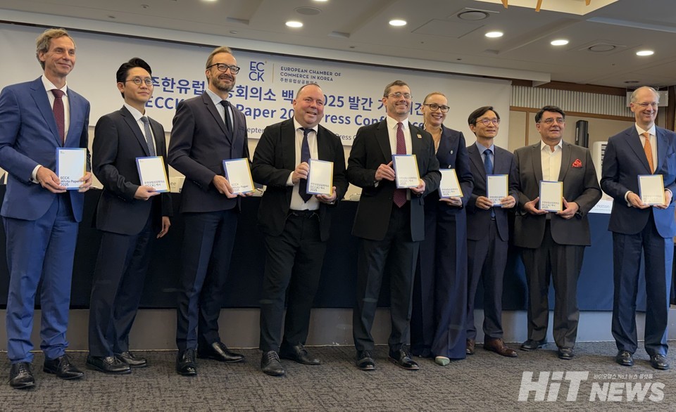 ECCK 회장과 각 분야 위원회 위원장들이 기념사진을 촬영하고 있다.