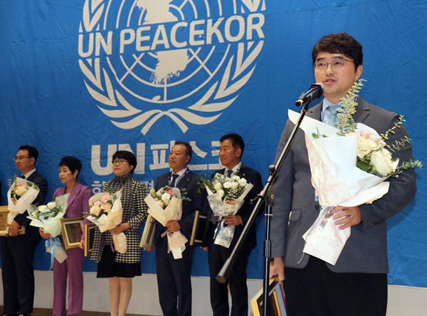 이창재 대웅제약 대표가 29일 UN피스코에서 주최한 2025년 SDGs 대상에서 ‘건강과 웰빙’ 부문 수상을 받고 있다. 사진=대웅제약.