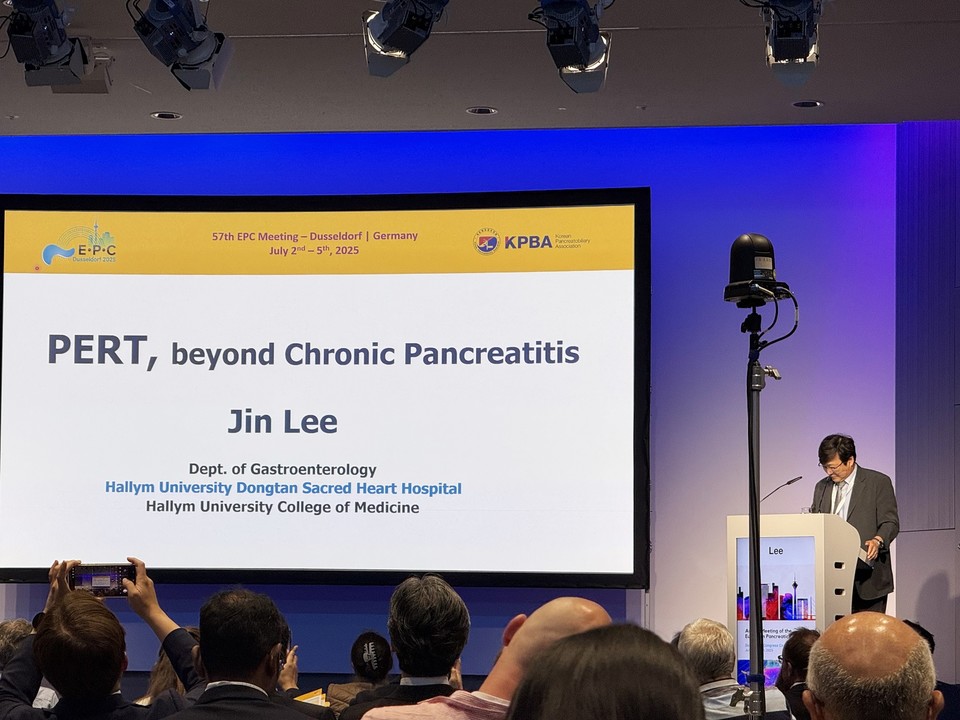 림대학교 동탄성심병원 소화기내과 이진 교수가 유럽췌장학회에서 강연하는 모습. 사진= 한국팜비오
