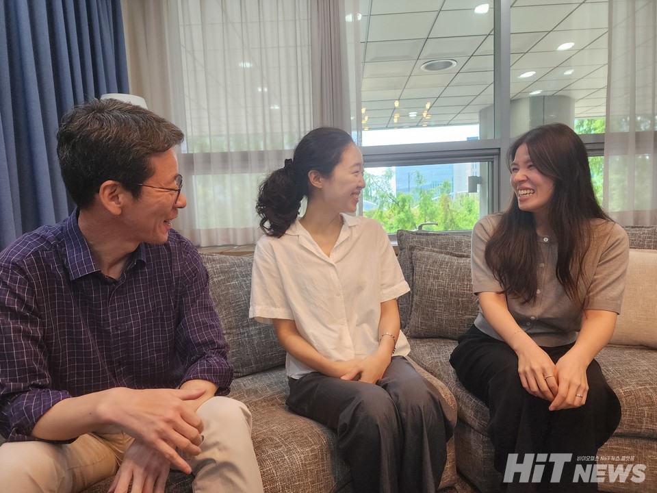 왼쪽부터 오기환 센터장, 박봉현 과장, 최소영 대리가 인터뷰하는 모습