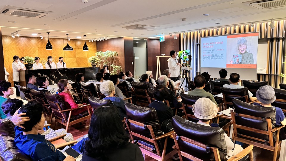 유형곤 센터장이 하늘안과의원에서 환자 대상 ‘시투게더’ 특강을 진행하고 있다.