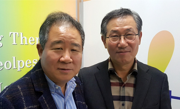 하플사이언스 최학배 대표(오른쪽)와 김대경 대표. 둘은 서울약대 입학 때부터 절친이었다. 사진은 히트뉴스 2019년 1월 DB.