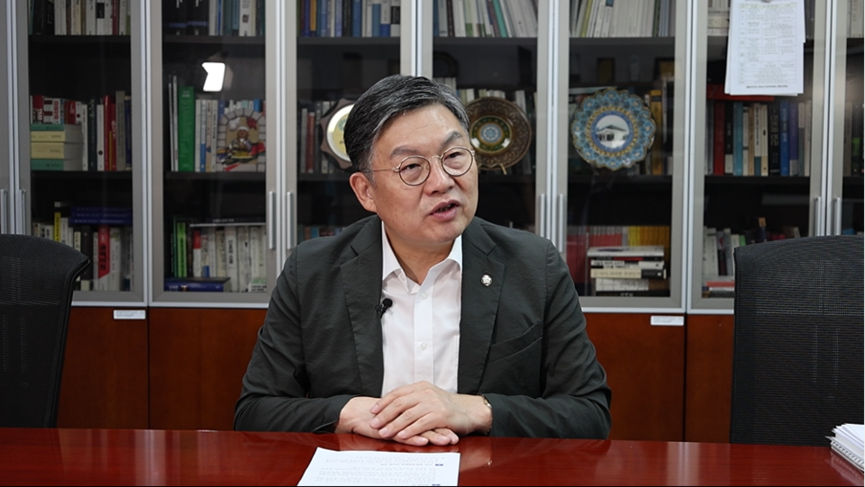 더불어민주당 정책위원회 상임부의장을 맡고 있는 김윤 의원은 국회 보건복지위원회에서 새 정부 공약 이행과 보건의료·산업 개혁을 위한 입법 및 정책 수립을 적극 추진하고 있다.