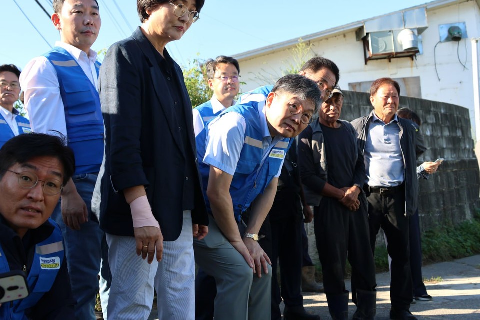 올 여름 폭염으로 농촌지역 논밭과 비닐하우스에서 온열질환자가 다수 발생했다. 김윤 의원(앞줄 가운데)이 9월 11일 더불어민주당 동료 의원들과 산업재해예방TF 활동에 참여해 비닐하우스 농가 현장을 살펴보고 있다.