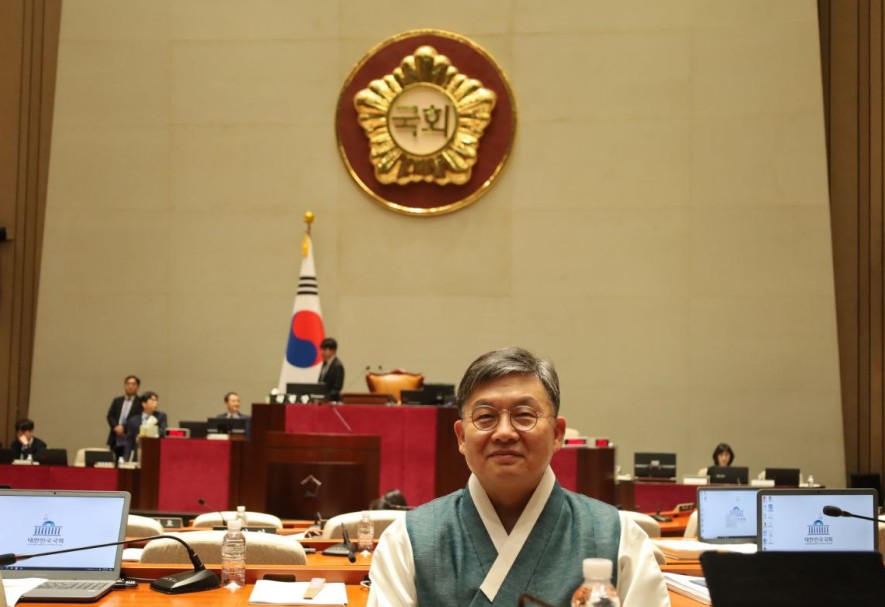 지난 정기국회 개원식에서 국회의원들의 복장이 화제가 됐다. 더불어민주당 의원들은 이날 한복을 입고 참여해 동료 의 원들과 기념촬영을 하기도 했다. 김윤 의원은 "한복을 입고 국회 개원식에 참석해 우리 전통 문화에 대한 자긍심과 관심을 높이는 계기가 됐다고 말했다.