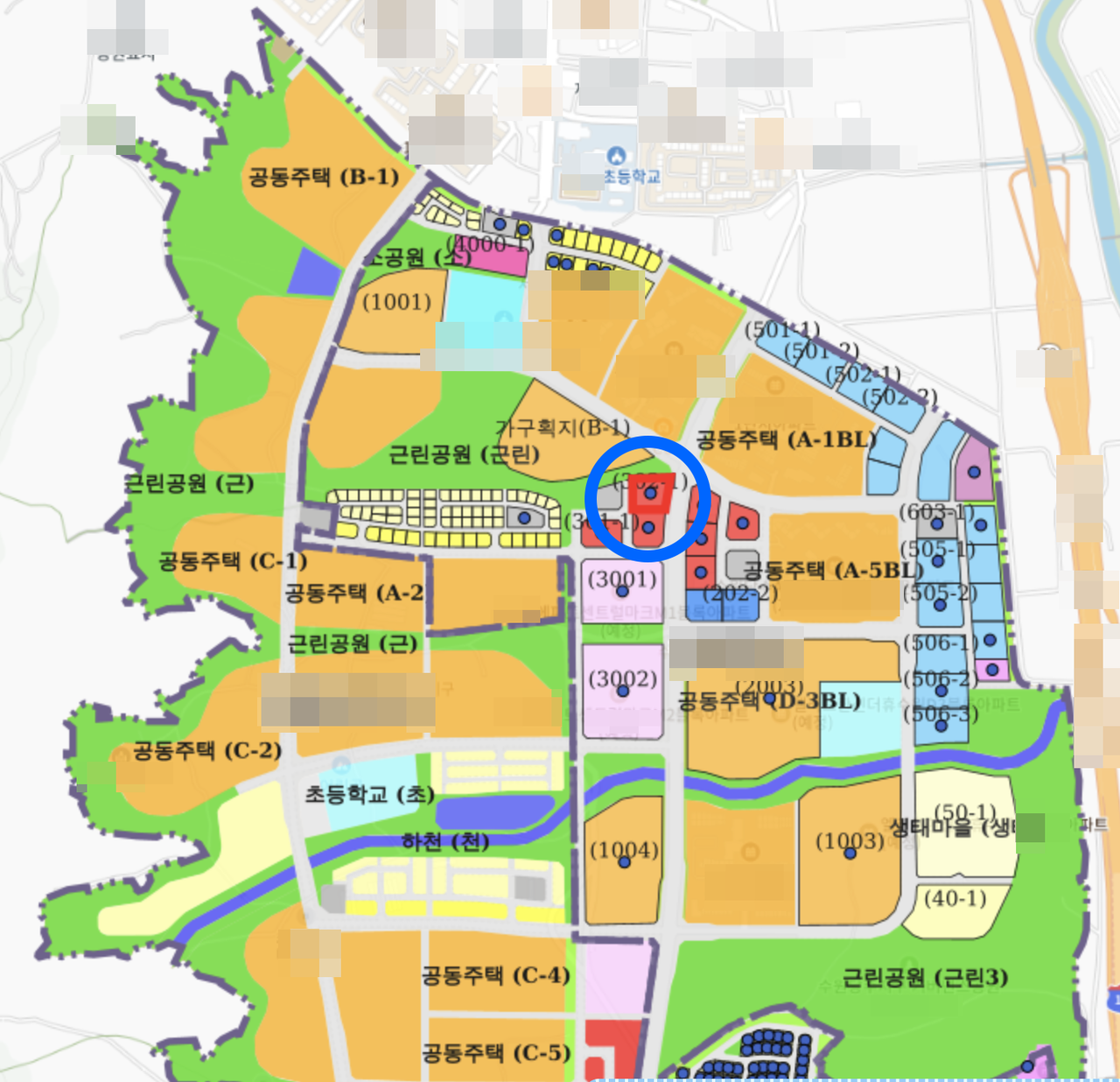 해당 택지지구 내 파란색 원은 현수막 내 적혀져 있는 약국 입점 예정지다. 개인보호 등을 위해 지명 및 건물명 등은 모자이크처리했다.