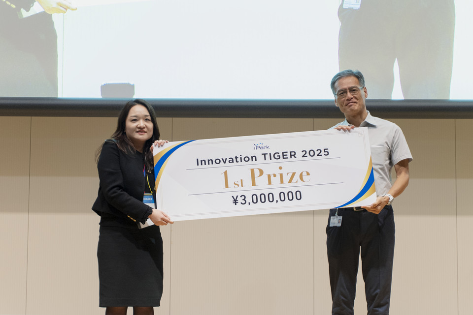 메디맵바이오 강유회 대표(왼쪽)가 ‘Innovation TIGER 2025’에서 1위를 차지하고 기념촬영을 하고 있다. / 사진=서울바이오허브