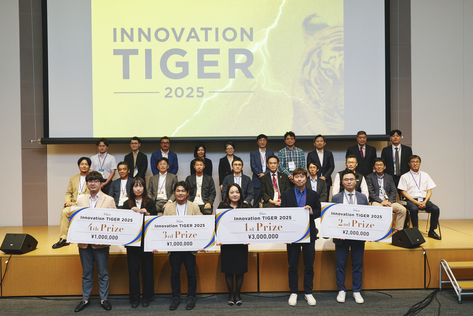 Innovation TIGER 2025 수상자들이 기념촬영을 하고 있다.