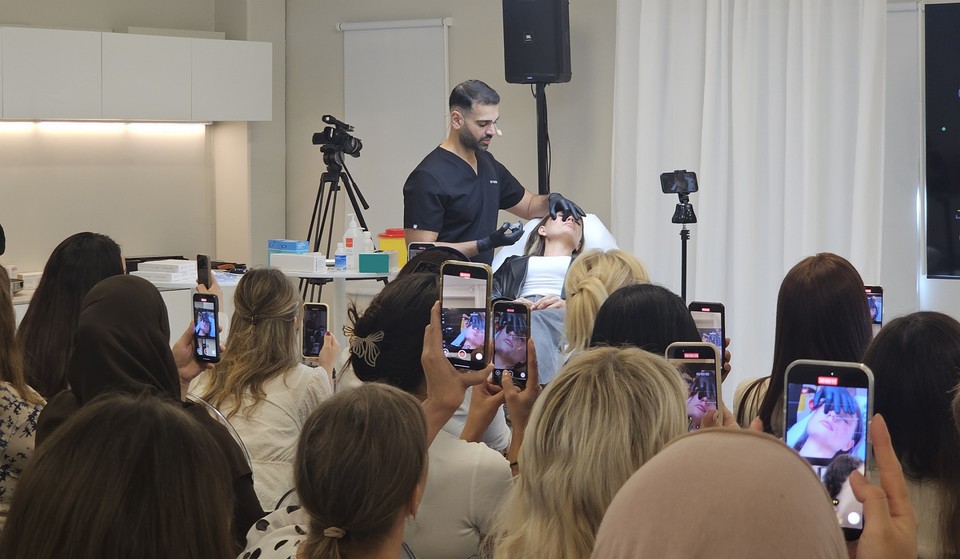 유세프 하파르 박사가 휴젤 마스터 클래스에서 강연을 진행하고 있다.