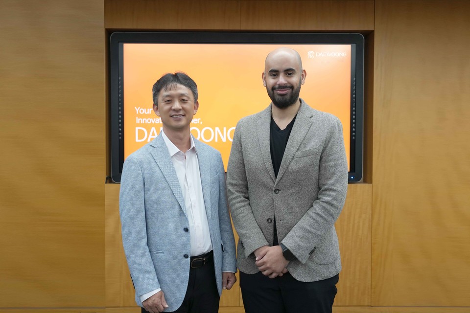 왼쪽부터 박성수 대웅제약 대표, 칼리드 알부라이칸 사우디 보건부 차관. 사진=대웅제약