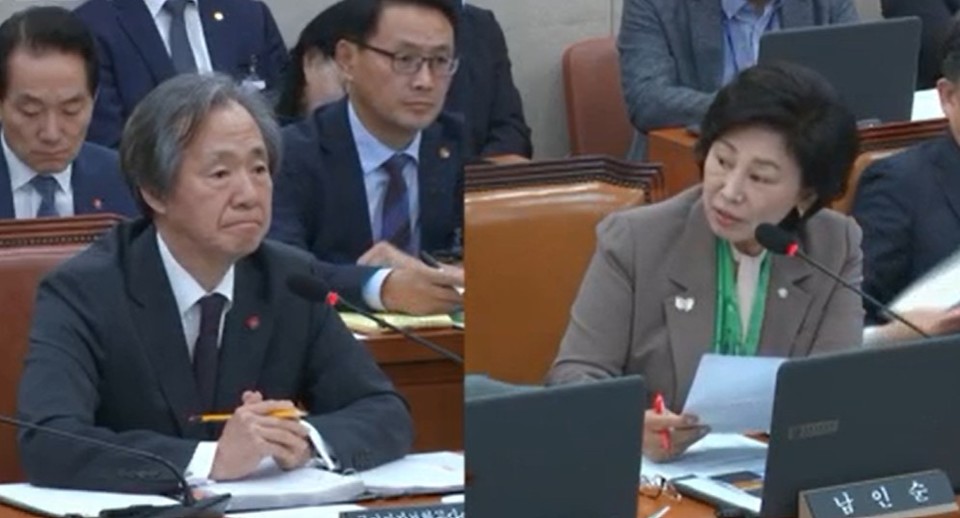 정기석 국민건강보험공단 이사장(왼쪽)이 더불어민주당 남인순 의원의 질의에 답하고 있다.