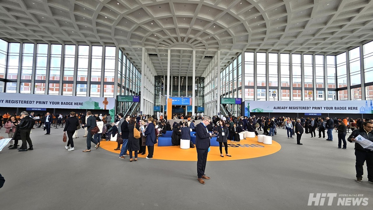 행사 첫날 접수를 위한 인파가 로비에 몰려있다.