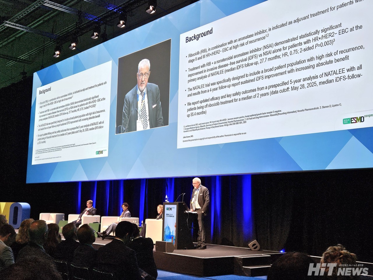 아일랜드 두블린 시(Dublin City) 의대 존 P. 크라운(John P. Crown) 교수가 NATALEE 연구의 5년 장기 추적 결과를 소개하고 있다. / 사진=황재선 기자