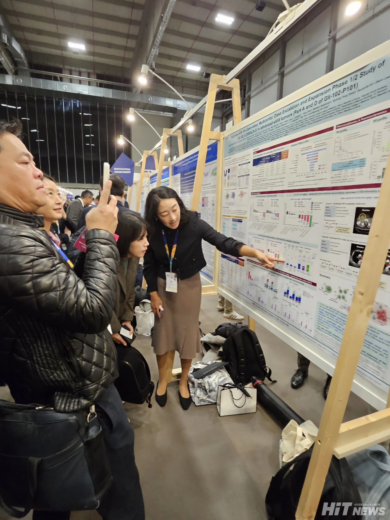 윤나리 전무가 GI-102 포스터를 설명하고 있다.