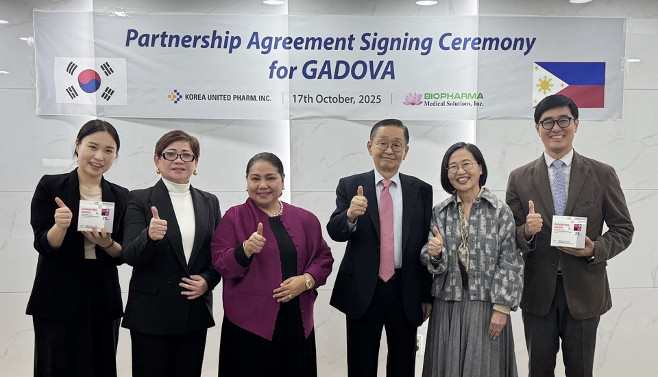 필리핀 바이오파마 아이다 볼라자 대표(왼쪽부터 3번째)와 한국유나이티드제약 강덕영 대표(4번째). 사진=유나이티드제약.