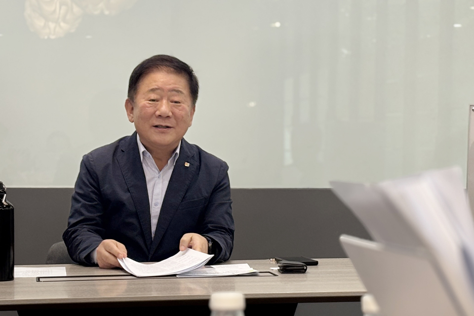 박정관 위드팜 회장이 기자회견에서 의견을 말하고 있다.