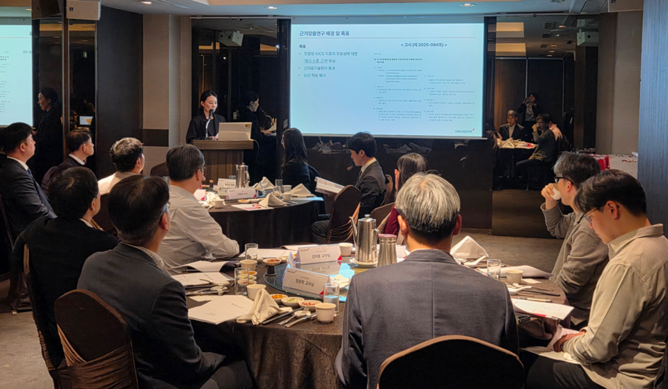 김태영 임상연구 이사가 킥오프미팅에서 근거창출연구 목표를 설명하고 있다. /사진=뉴로핏