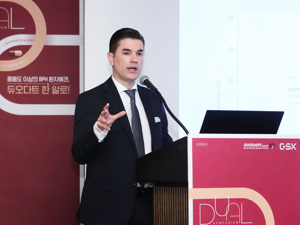 에버벡 교수가 듀얼 심포지엄에서 임상연구 결과를 설명하고 있다.