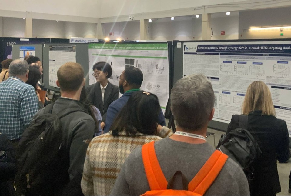 큐리언트가 AACR-NCI-EORTC 2025 포스터 세션에서 발표하고 있다.