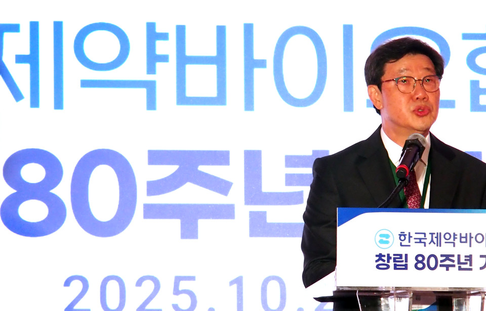 노연홍 한국제약바이오협회 회장이 기념사를 전하고 있다.