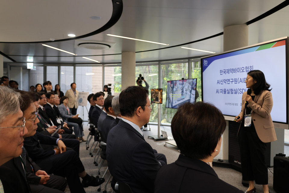 미래관에서 표준희 AI신약연구원 부원장이 협회 사업을 소개하고 있다.