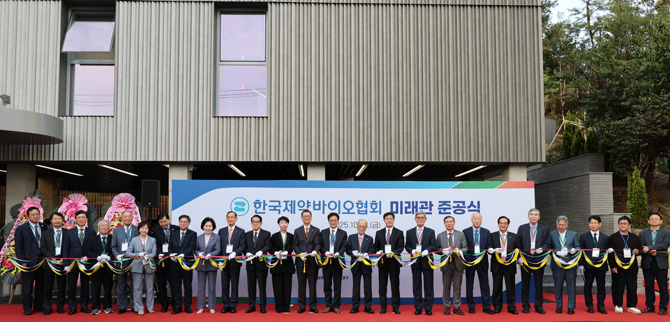 이날 참석한 내빈들이 협회 미래관 준공식에서 테이프를 자르고 있다.