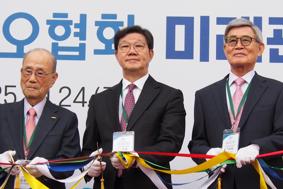 왼쪽부터 김승호 전 회장(보령 창업주), 노연홍 회장, 류덕희 전 이사장(경동제약 창업주)이 테이프를 자르고 있다.