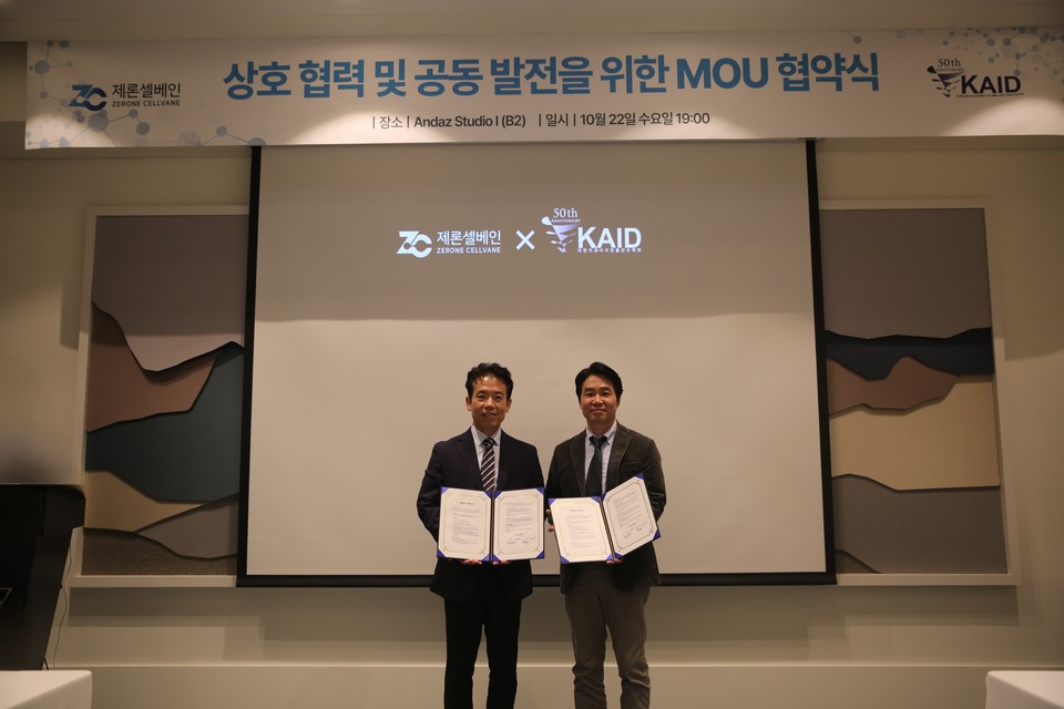 (왼쪽부터) 이창규 대한치과이식임플란트학회 부회장, 김덕규 제론셀베인 대표