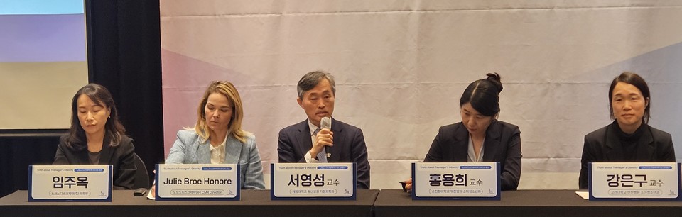 (왼쪽부터) 임주옥 노보 노디스크 의학부, Julie CMR 디렉터, 서영성 계명대 동산병원 교수, 홍용희 교수, 강은구 교수