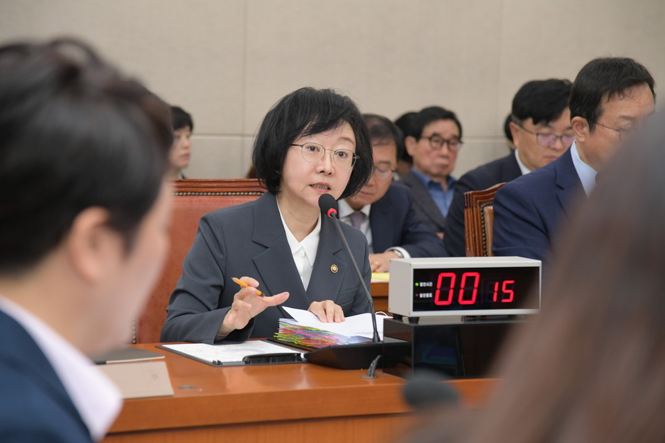 오유경 식약처장이 지난 21일 국회 보건복지위원회 국정감사 현장에서 발언을 이어가고 있다. 사진=식약처 제공