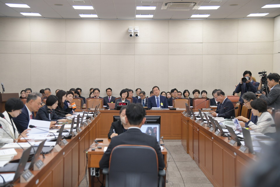 국회보건복지위원회 소속 위원들이 식약처 국정감사장에 착석한 모습. 