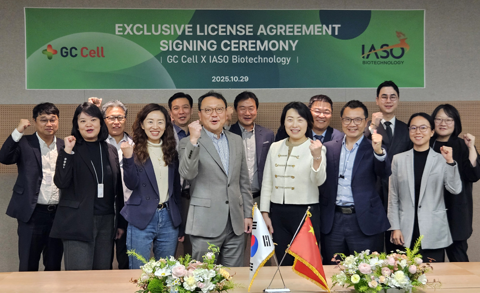 원성용 지씨셀 대표(왼쪽 6번째)와 장진화(Jinhua Zhang) 이아소 바이오테크놀로지 대표(왼쪽 7번째)가 양사 임직원들이 참석한 가운데 CAR-T 치료제 국내 도입 계약 체결 기념 사진을 찍고 있다. 사진=지씨셀.