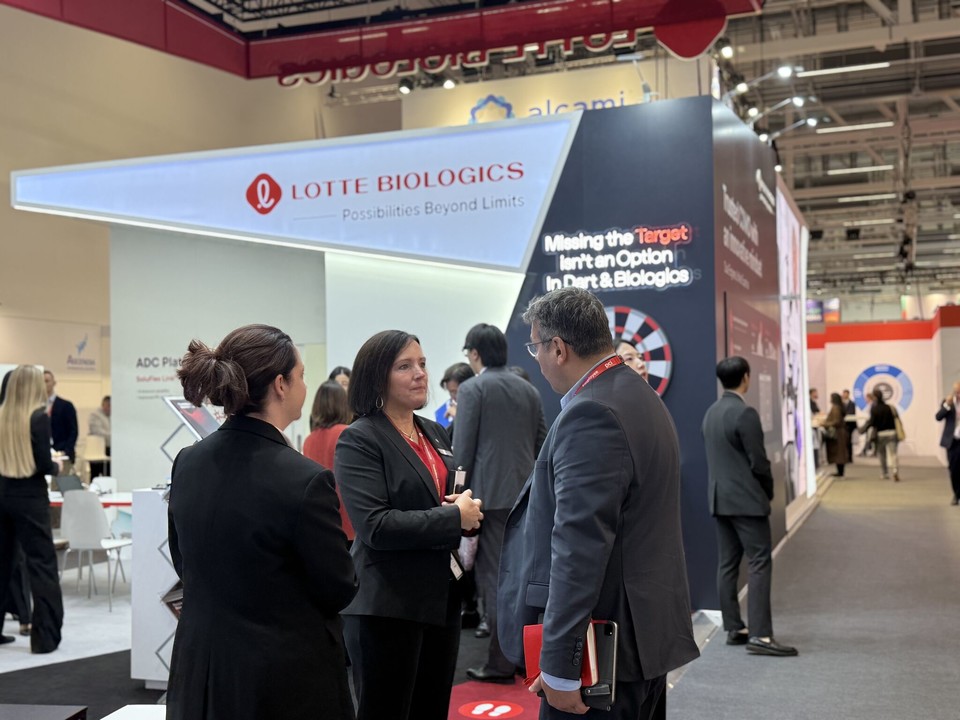 롯데바이오로직스의 'CPHI Worldwide 2025' 전시 부스 전경 / 사진=롯데바이오로직스