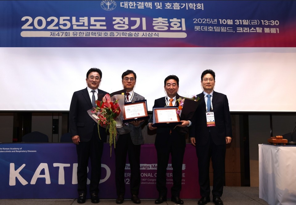 (좌측부터)유한양행 유재천 부사장, 삼성서울병원 정만표 교수, 칠곡경북대학교병원 박재용 교수, 대한결핵 및 호흡기학회 안중현 회장.