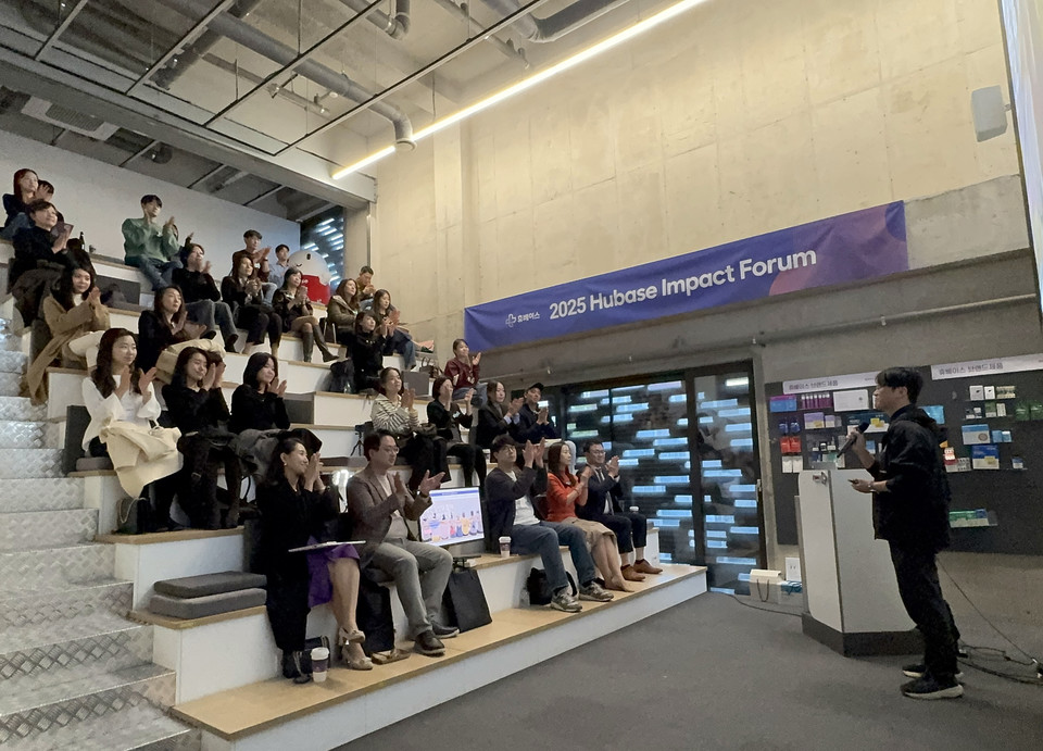 제1회 휴베이스 임팩트 포럼 김민석 작가 강연 모습. 사진=휴베이스 제공