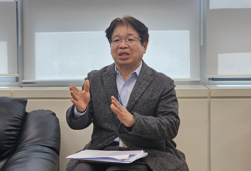 윤태기 한약정책과 과장이 지난 2월 브리핑을 진행하는 모습. 