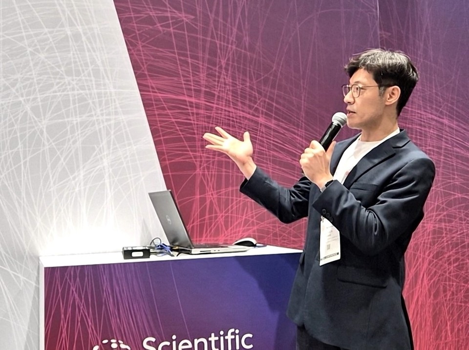 강시혁 분당서울대병원 교수가 아토젯 임상연구 결과를 발표하고 있다.