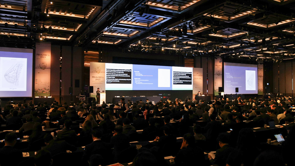 엘앤씨바이오는 지난 9일부터 11일까지 서울 그랜드 인터컨티넨탈 파르나스에서 열린 'PRS KOREA 2025'에 참여해 인체 동종 무세포진피(hADM)와 세포외기질(ECM) 소재의 조직 재생 메커니즘과 임상 적용 전략을 발표했다.