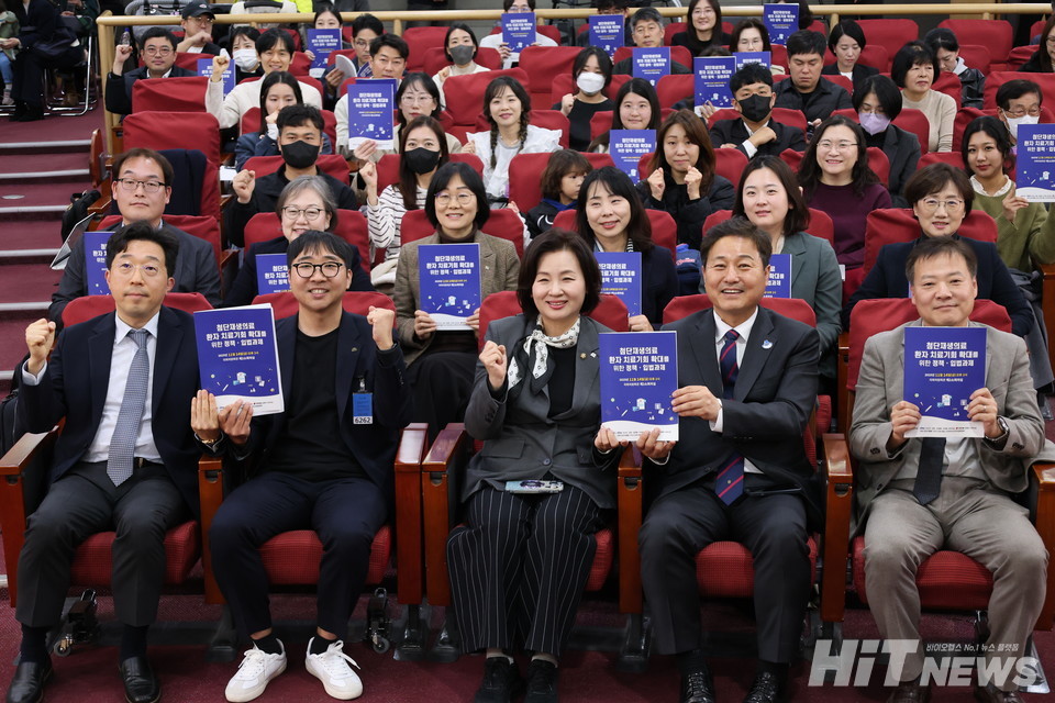 14일 열린 '첨단재생의료 치료 기회 확대를 위한 입법·정책과제' 토론회에 참석한 각부처 관계자들이 기념촬영하고 있다. / 사진= 김동우 기자