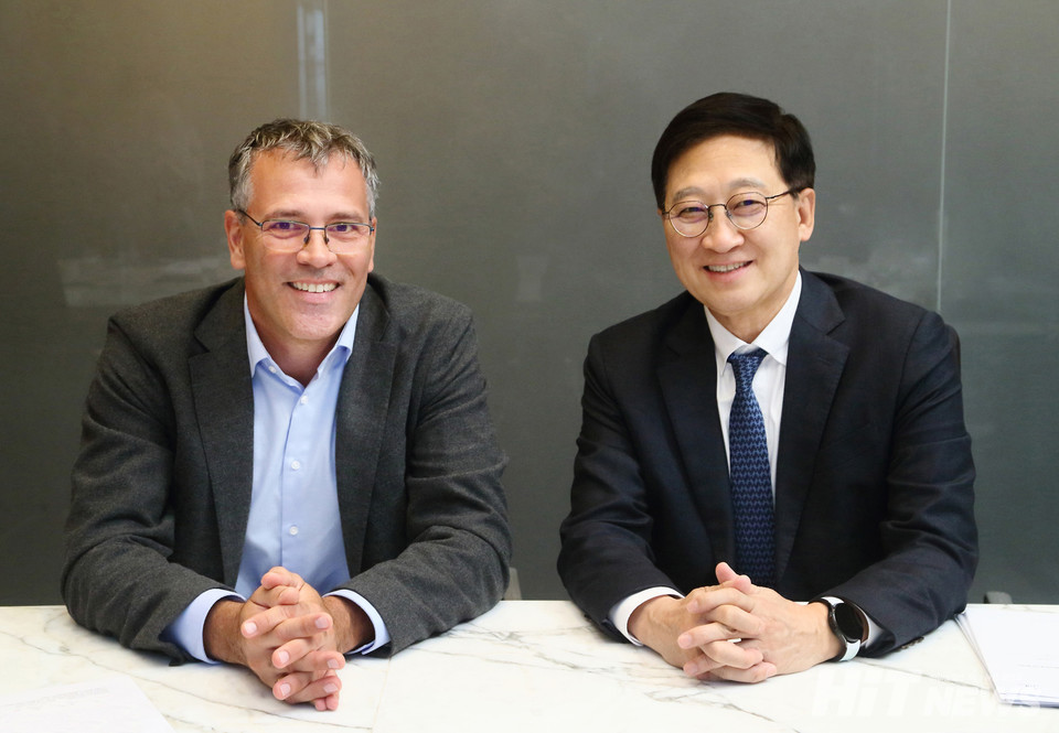 (왼쪽부터) 다니엘 베그후버 교수, 이기형 교수